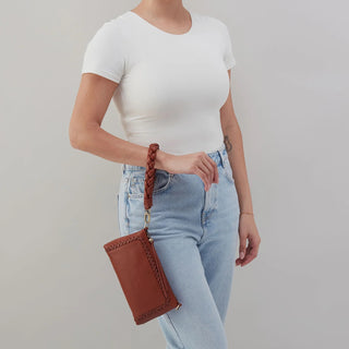 Hobo Darcy Crossbody in Smooth Leather- Luggage